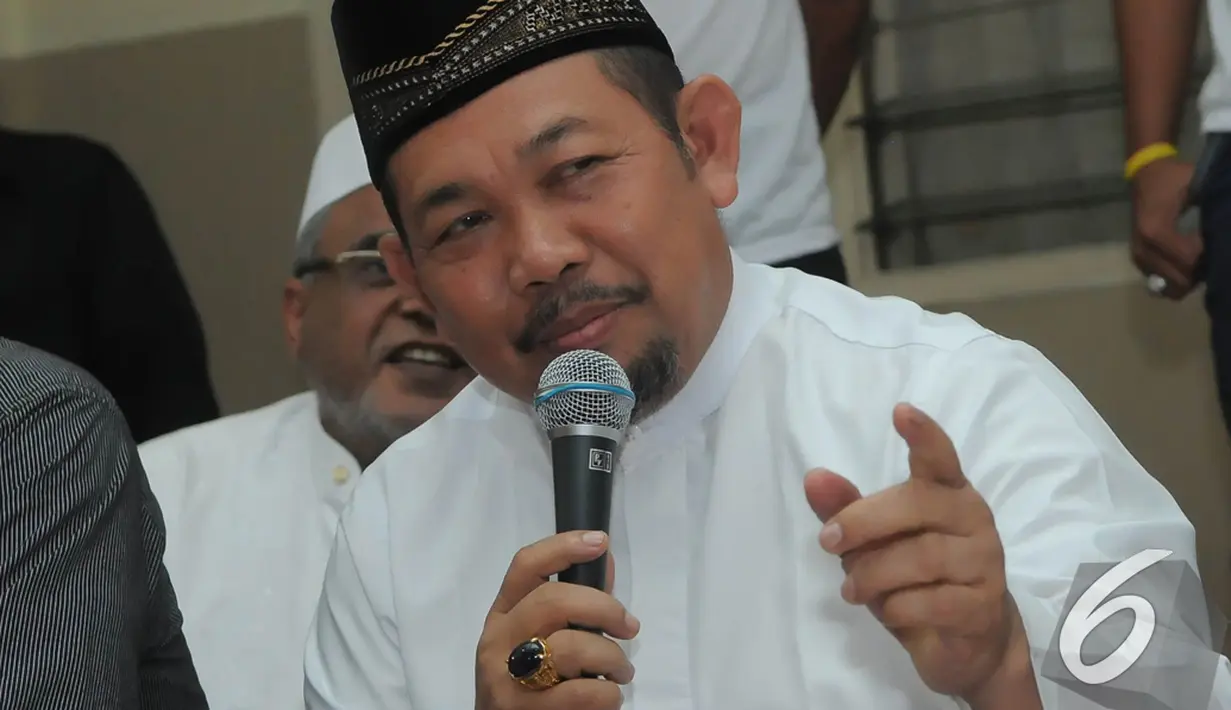 Nama Fahrurrozi Ishaq mendadak terkenal usai menjadi Gubernur DKI Jakarta tandingan, Jakarta, Rabu (3/12/2014). (Liputan6.com/Herman Zakharia)