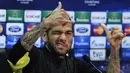 Dani Alves. Bek kanan Brasil ini meninggalkan Barcelona pada awal musim 2016/2017 setelah 8 musim memperkuat Barcelona. Barcelona yang kini ditangani Xavi Hernandez pun memulangkannya di musim 2021/2022 yang tengah berjalan usai berkelana di Juventus, PSG dan Sao Paulo. (AFP/Josep Lago)