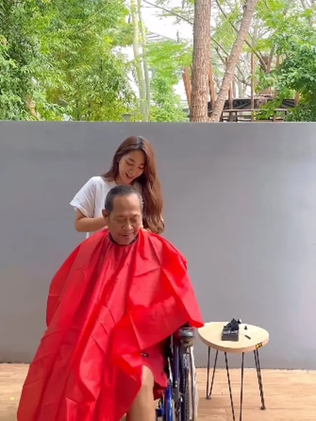 Bikin Haru, Ini 7 Momen Dinda Kirana Cukur Rambut Ayah yang Alami Stroke