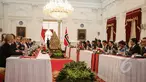 Presiden Joko Widodo bersama Perdana Menteri (PM) Norwegia, Erna Solberg saat melakukan pertemuan di Istana Negara, Jakarta, Selasa (14/4/215). Kunjungan PM Norwegia Erna Solberg dalam rangka mempererat hubungan bilateral. (Liputan6.com/Faizal Fanani)