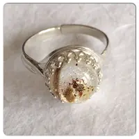 Bosan dengan batu akik? Cincin dari Air Susu Ibu (ASI) ini bisa jadi solusi buat kamu yang ingin tampil beda.
