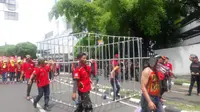 Peringati May Day, Buruh Bawa Replika Penjara ke Depan Istana