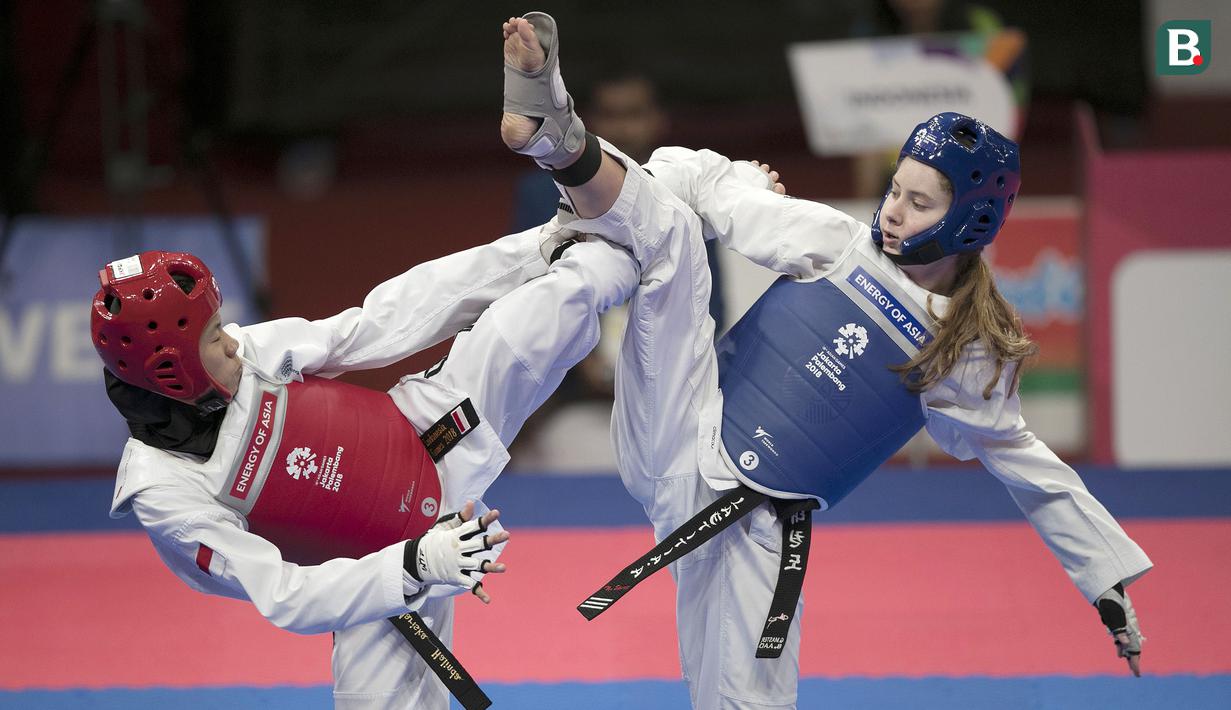 Atlet taekwondo Indonesia, Mariska Halinda, saat melawan wakil Lebanon, Laetitia Aoun, pada babak perdelapan final Asian Games di JCC, Jakarta, Senin (20/8/2018). Mariska Halinda kalah poin 22-23 dari Laetitia Aoun. (Bola.com/Peksi Cahyo)