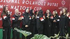 Para pemain asik menyanyi bersama saat acara pelepasan Timnas Voli Putri Indonesia untuk mengikuti ajang AVC Nations Cup 2025 di Padepokan Bola Voli Jenderal Polisi Kunarto, Sentul, Bogor. Rabu (4/6/2025). (Bola.com/M Iqbal Ichsan)