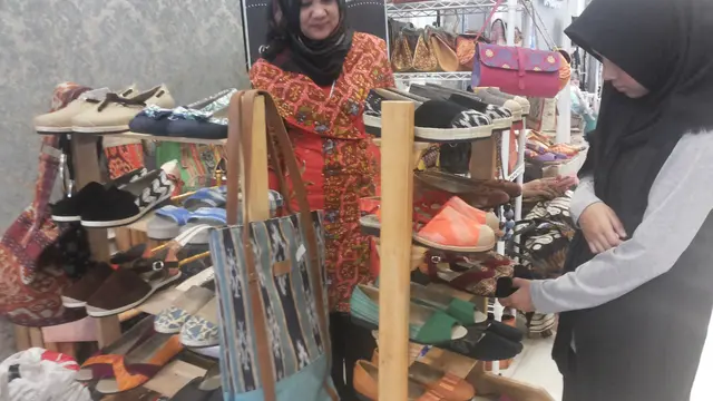 Koleksi sepatu D.A.T berbahan kain tradisional cukup banyak diminati kaum hawa (Liputan6.com/Nefri Inge)