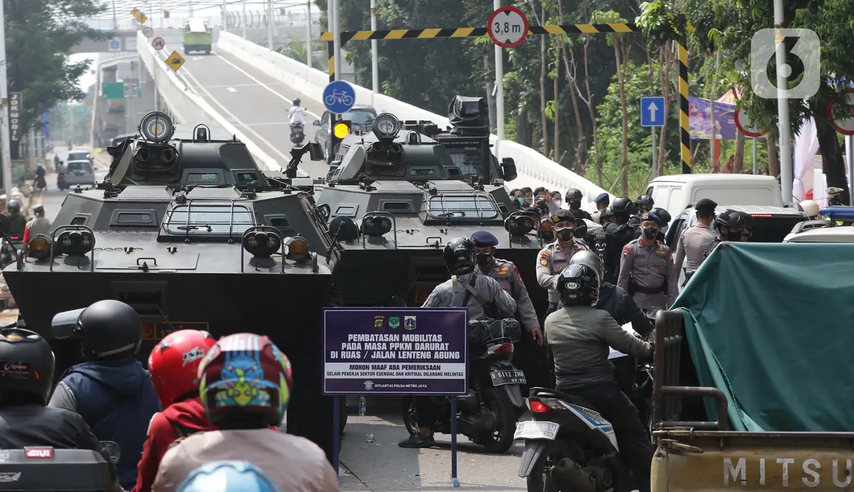 Dua kendaraan panser milik TNI digunakan untuk menyekat ruas Jalan Lenteng Agung Raya arah PS Minggu, Jakarta, Selasa (6/7/2021). Penyekatan dilakukan untuk mengurangi mobilitas warga selama pemberlakukan PPKM Darurat se Jawa-Bali 3-20 Juli 2021. (Liputan6.com/Helmi Fithriansyah)