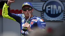 Pebalap Yamaha, Valentino Rossi, melakukan selebrasi saat balapan MotoGP 2018 di Sirkuit Catalunya, Spanyol, Minggu (17/6/2018). Lorenzo menjadi yang tercepat dengan catatan waktu 40 menit 13,566 detik. (AP/Eric Alonso)