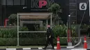 Petugas kepolisian dari Korps Brimob melintas di depan Gedung Merah Putih KPK, Jakarta, Jumat (28/5/2021). Pengamanan gedung Merah Putih KPK dan sekitarnya diperketat menyusul informasi adanya aksi unjuk rasa. (Liputan6.com/Helmi Fithriansyah)