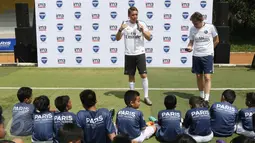 Head Coach PSG Academy Benjamin Houri (kiri) dan Technical Director of PSG Academy Cedric Cattenoy saat memberikan pengarahan saat acara bertajuk Freedom to be A Soccer Star di Jakarta, Minggu (3/4). (Liputan6.com/Immanuel Antonius)