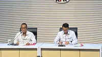 KPK) menahan empat tersangka dalam perkara dugaan tindak pidana korupsi terkait pengadaan barang atau jasa berupa placement iklan pada PT Bank Pembangunan Daerah Jawa Barat dan Banten (Bank BJB) Tahun Anggaran 2021-2023. (Liputan6.com/Rifqy Alief Abiyya)