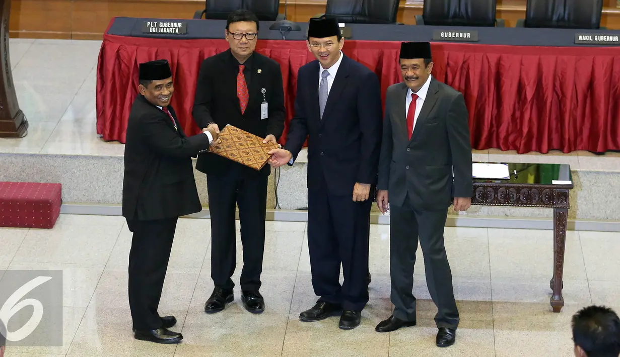 Mendagri Tjahjo Kumolo (kedua kiri) memberikan surat Pelaksana Tugas Gubernur kepada Soni Sumarsono (kiri) di Acara Peresmian Pelaksana Tugas Gubernur dan serah terima nota pengantar tugas Pilkada Serentak 2017. (Liputan6.com/Johan Tallo)