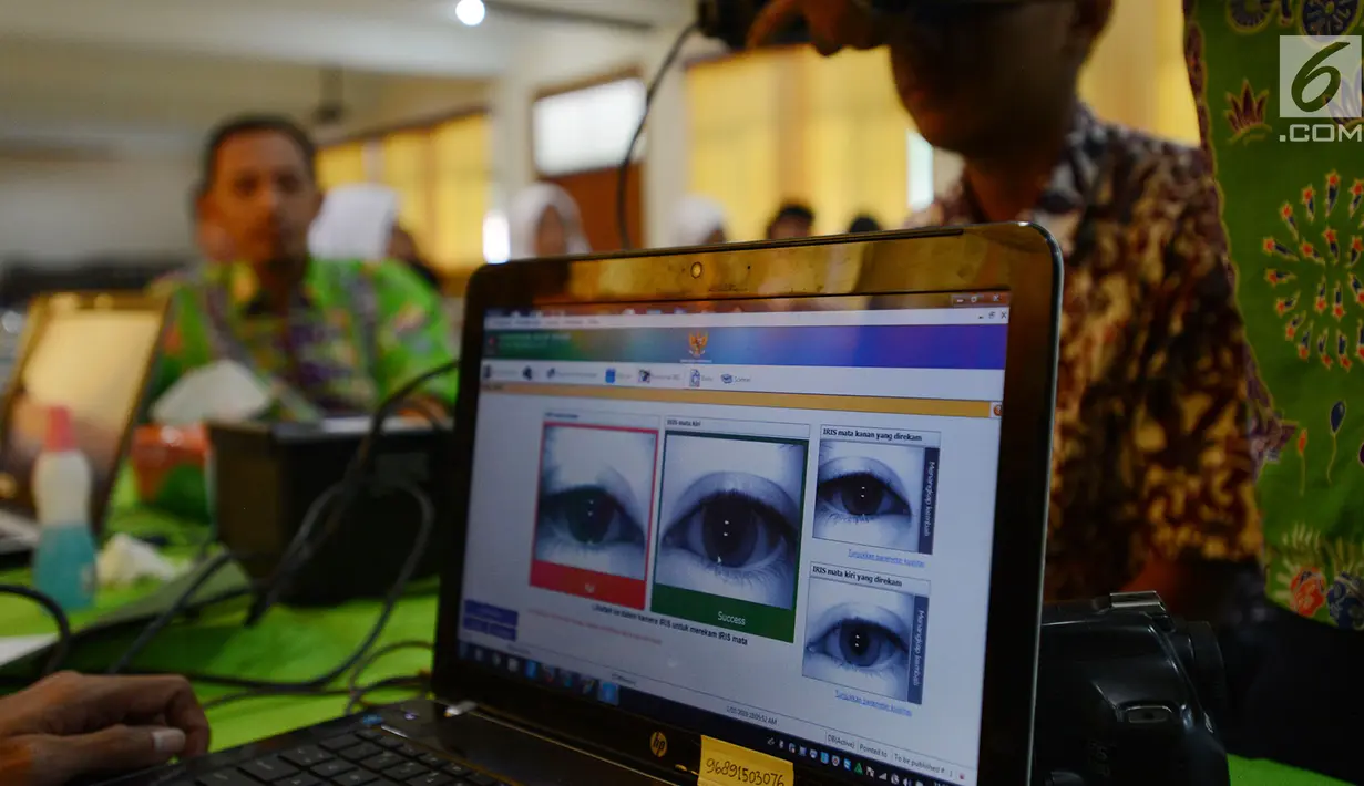 Petugas merekam mata siswa saat pembuatan E-KTP di SMKN 28, Jakarta, Kamis (10/1). Pengambilan data melalui proses perekaman data itu untuk mengantisipasi kehilangan hak suara pada pemilih pemula dalam Pemilu 2019 mendatang. (Merdeka.com/Imam Buhori)