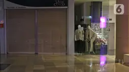 Suasana pertokoan nampak tutup di Kawasan Pejaten Barat, Jakarta Selatan, Jumat (10/4/2020). Menurut Ketum Hippindo Budihardjo Iduansjah, mengatakan penurunan pengunjung mal di Jakarta bahkan mencapai 50 persen lebih. (Liputan6.com/Herman Zakharia)