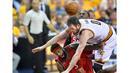 Pemain Raptors, James Johnson #3 bertabrakan dengan pemain Cavaliers, Kevin Love #0 pada game kedua Final wilayah Timur NBA Playoffs di Quicken Loans Arena. Jumat (20/5/2016). Cavs menang 108-89. (Mandatory: David Rchard/USA Today Sports)