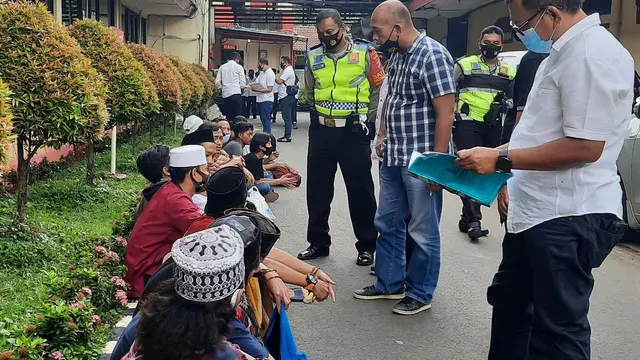 Polisi mengamankan sejumlah pelajar di Tangerang yang hendak ke Jakarta untuk mengikuti demo penolakan RUU Cipta Kerja