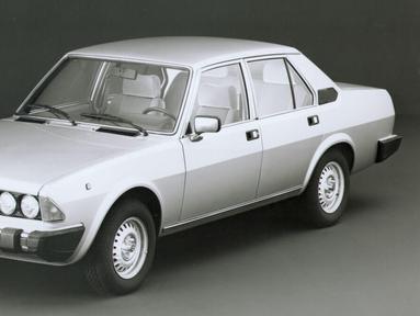 Alfa Romeo Alfa 6 --- Mobil besutan pabrikan asal Italia ini memproduksi mobil dengan konsumsi bahan bakar yang cukup buruk. Alfa Romeo Alfa 6 lahir pada tahun 1983 dengan mesin 2.500cc V6 karburator bertenaga 160 Hp dengan torsi 219 Nm. Konsumsi bahan bakarnya mencapai 5 km/l. (Source: secret-classic.com)