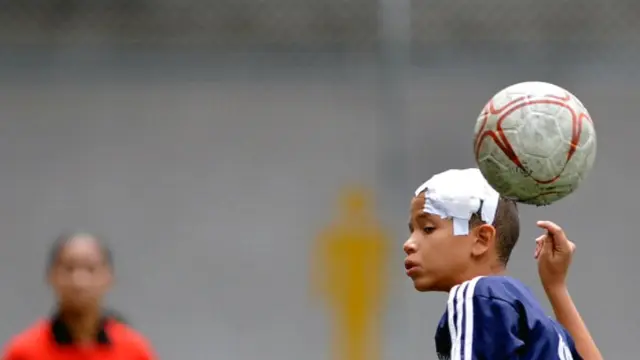 menyundul bola
