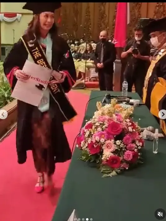 Verlita Evelyn ikuti wisuda S-2 di kampusnya (Foto: Instagram @ivan_saba)