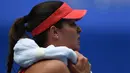 Ana Ivanovic mengerikan keringat dengan handuk saat bertanding melawan petenis Australia Tammi Patterson pada hari kedua Australia Open 2016 di Melbourne (19/1/2016). (AFP PHOTO/GREG WOOD)