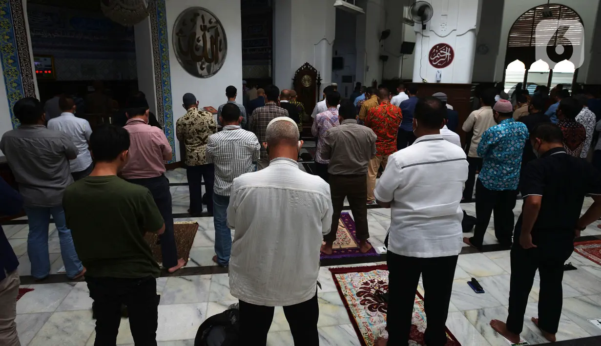 Umat muslim melaksanakan salat zuhur di Masjid Cut Meutia, Jakarta, Kamis (10/3/2022). MUI mengizinkan saf salat kembali rapat seiring kasus COVID-19 mulai landai, selain itu aktivitas pengajian di masjid dan perkantoran dapat dilaksanakan dengan disiplin menjaga kesehatan. (merdeka.com/Imam Buhori)