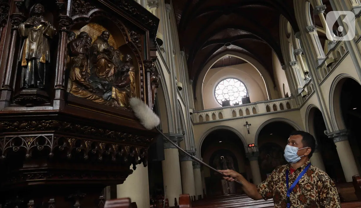 Pekerja membersihkan ornaman saat melakukan persiapan jelang ibadah Natal di Gereja Katedral, Jakarta, Jumat (23/12/2022). Menjelang peringatan Natal pada Minggu (25/12) mendatang, Gereja Katedral Jakarta melakukan persiapan bersih-bersih dan pemasangan dekorasi. (Liputan6.com/Herman Zakharia)