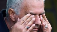 Pelatih AS Roma, Jose Mourinho terlihat mengusap matanya saat laga lanjutan Liga Italia antara AS Roma melawan Cremonese di Olympic Stadium, Roma, Italia, 22 Agustus 2022. (AFP/Filippo Monteforte)