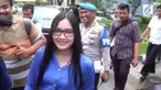 Nella Kharisma memenuhi panggilan Mapolda jatim terkait kasus kosmetik ilegal.