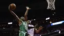 Pebasket Boston Celtics, Terry Rozier, berusaha memasukan bola pada Gim 4 semifinal Wilayah Timur di Verizon Center, Washington, Minggu (7/5/2017). Washington Wizard menang 121-102. (AFP/Patrick McDermott).