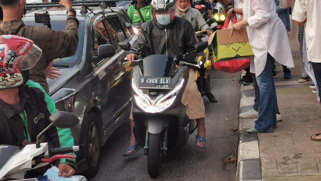 Arzeti Bilbina turun ke jalan membagikan takjil