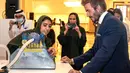Mantan pemain sepak bola Inggris dan duta UNICEF, David Beckham mendengarkan anggota Tim Robotika Putri Afghanistan di Forum Doha di ibukota Qatar (27/3/2022). (Marwan Tahtah/Mofa/Doha Forum)