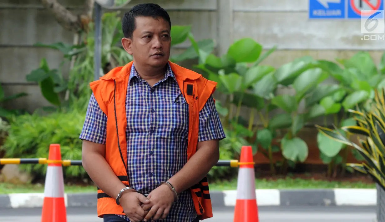 Tersangka Staf Kemenpora Eko Triyanto dikawal petugas saat menjalani pemeriksaan lanjutan di gedung KPK, Jakarta, Rabu (30/1). Eko Triyanto diperiksa terkait dana hibah pemerintah kapada KONI melalui Kemenpora. (merdeka.com/Dwi Narwoko)