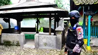 Salah satu personel Densus 88 Antiteror menjaga di lokasi penangkapan terduga teroris di Kabupaten Malang, Jawa Timur. (Zainul Arifin/Liputan6.com)