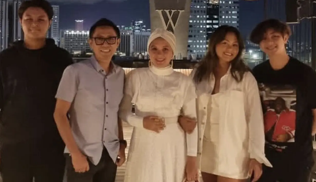 Bersama orangtua dan kakak-kakaknya, Cannavaro tampil serba hitam dengan mengenakan tshirt yang sama saat ia menonton MotoGP. @viona__rosalina