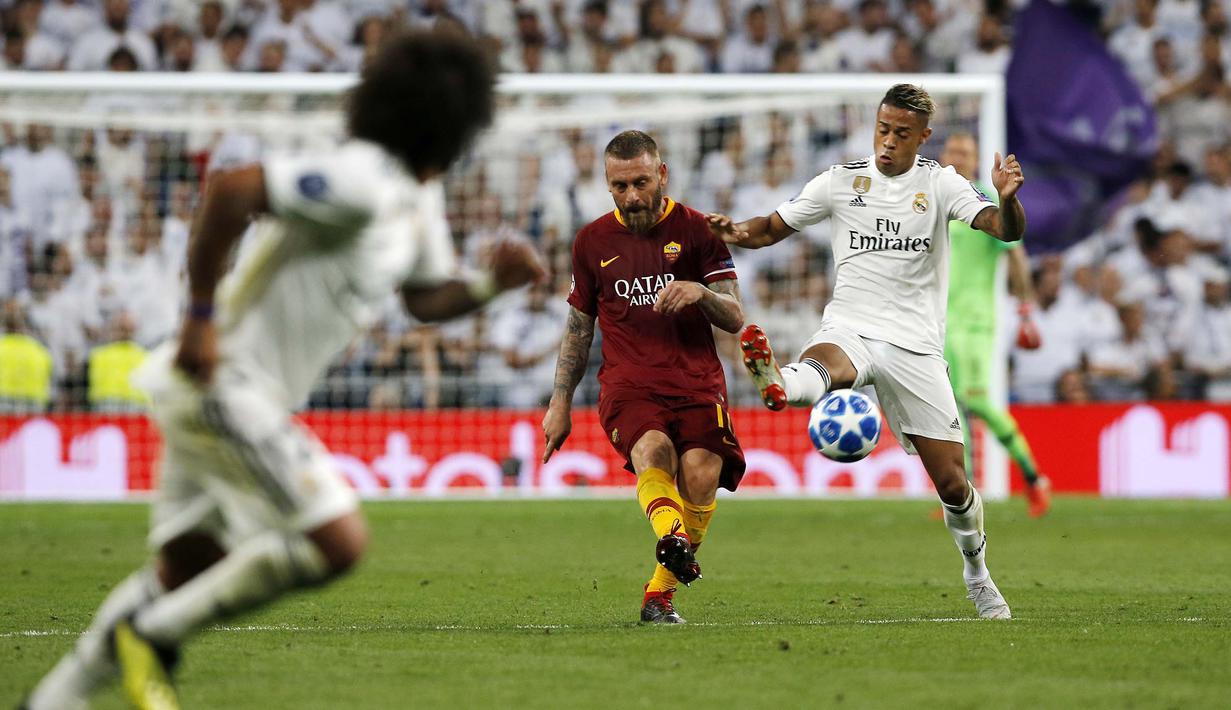 Striker Real Madrid, Mariano Diaz, berebut bola dengan gelandang AS Roma, Daniele De Rossi. pada laga Liga Champions di Stadion Santiago Bernabeu, Madrid, Rabu (19/9/2018). Real Madrid menang 3-0 atas AS Roma. (AP/Paul White)