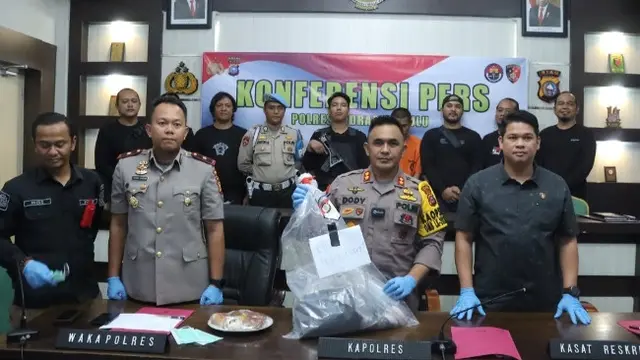 Konperensi pers pengungkapan kasus pembunuhan seorang perempuan di Polres Indragiri Hulu.