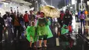 Masyarakat mulai memadati car free night di kawasan Thamrin, Jakarta, Selasa (31/12/2019). Meski diguyur hujan masyarakat mulai memadati kawasan tersebut untuk menikmati malam pergantian tahun 2019. (Liputan6.com/Angga Yuniar)