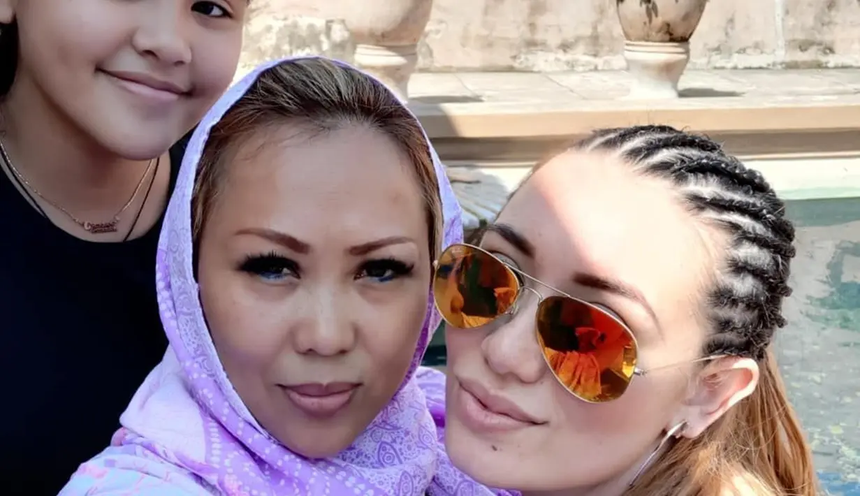 Amanda Gonzales tampak kompak saat berjalan-jalan bersama dengan sang ibu di Taman Sari Jogja. Amanda terlihat kece dengan rambut cornrow. Potret kebersamaan Amanda dan Eva ini tuai atensi. (Liputan6.com/IG/gonzalezamanda10)