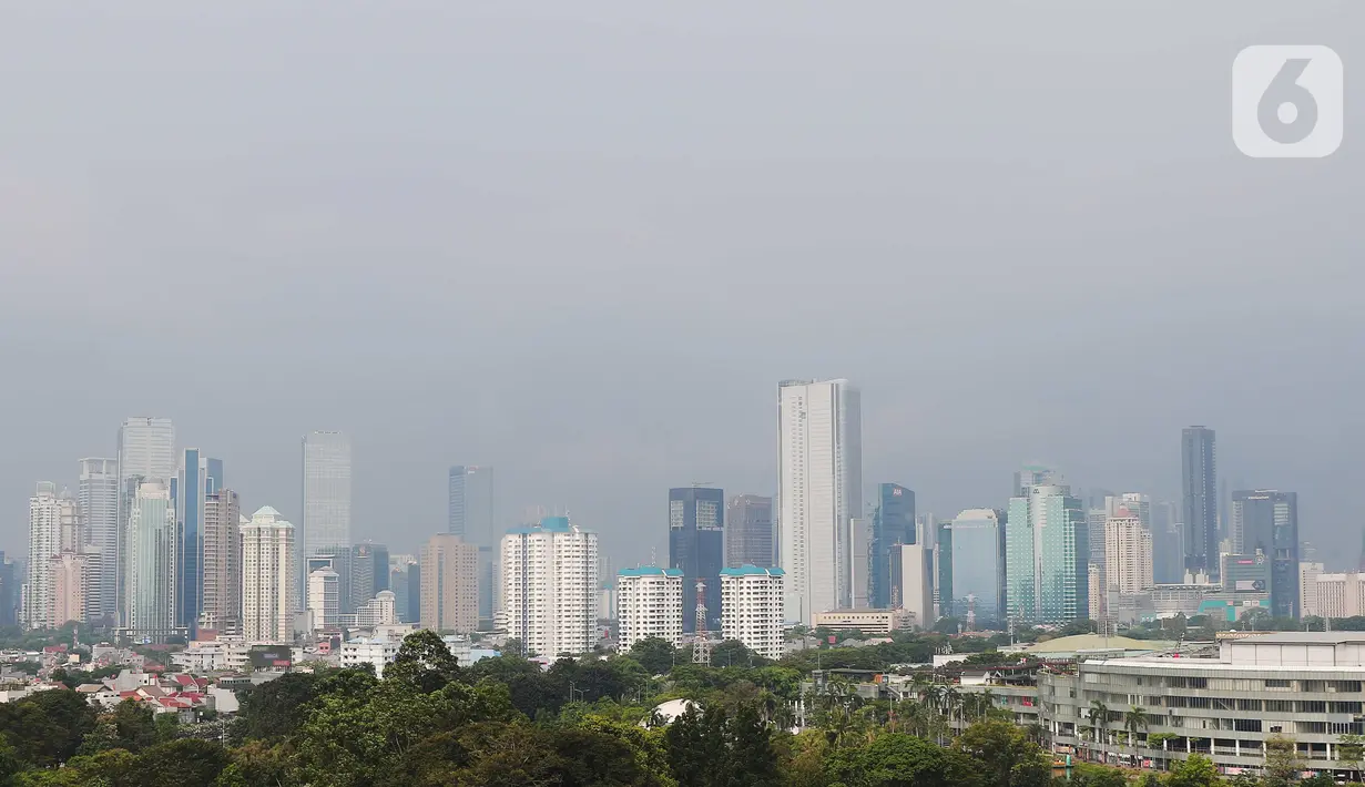 Suasana gedung bertingkat di kawasan Jakarta, Jumat (17/6/2022). Jakarta meneruskan posisinya di jajaran atas kota berkualitas udara buruk di dunia hari ini, Jumat 17 Juni 2022, setelah kemarin mencatat hal serupa. (Liputan6.com/Angga Yuniar)
