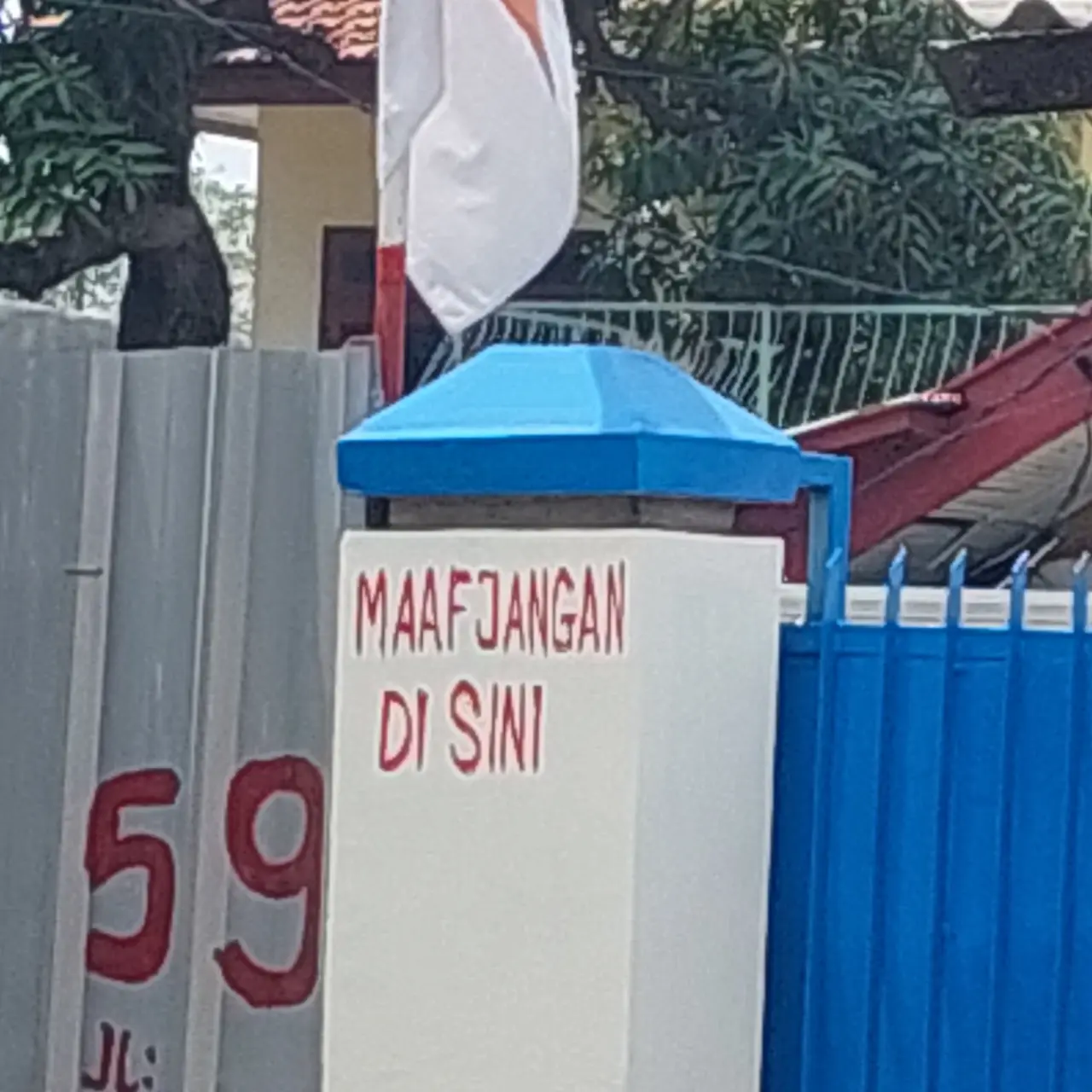 Enggak Lengkap, 7 Potret Tulisan di Gerbang Ini Bikin Mikir Keras - Hot ...