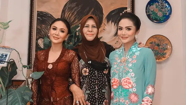 6 Beda Gaya Yuni Shara dan Krisdayanti di Acara Tedak Siten Keponakannya, Tampil Berkebaya