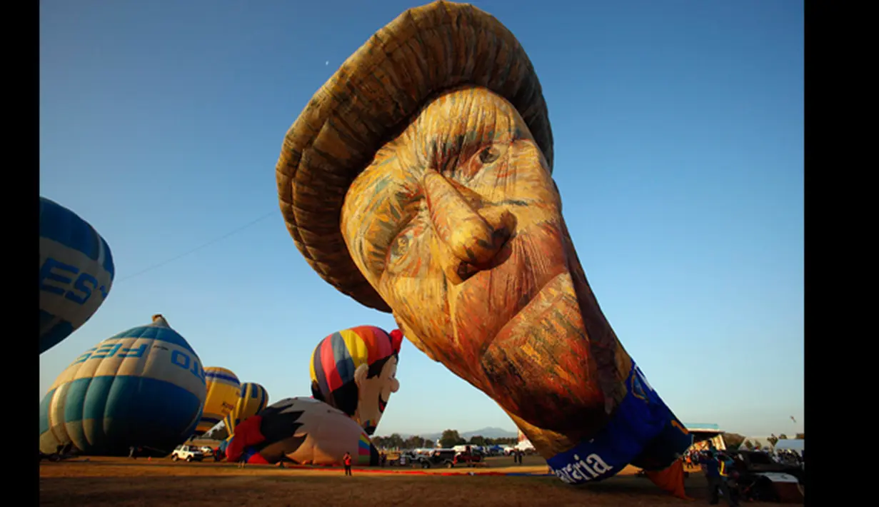 Tampak balon udara berbentuk Van Gogh saat mengikuti Filipina International Hot Air Balloon Fiesta, Manila, Kamis (12/2/2015). (Reuters / Erik De Castro)