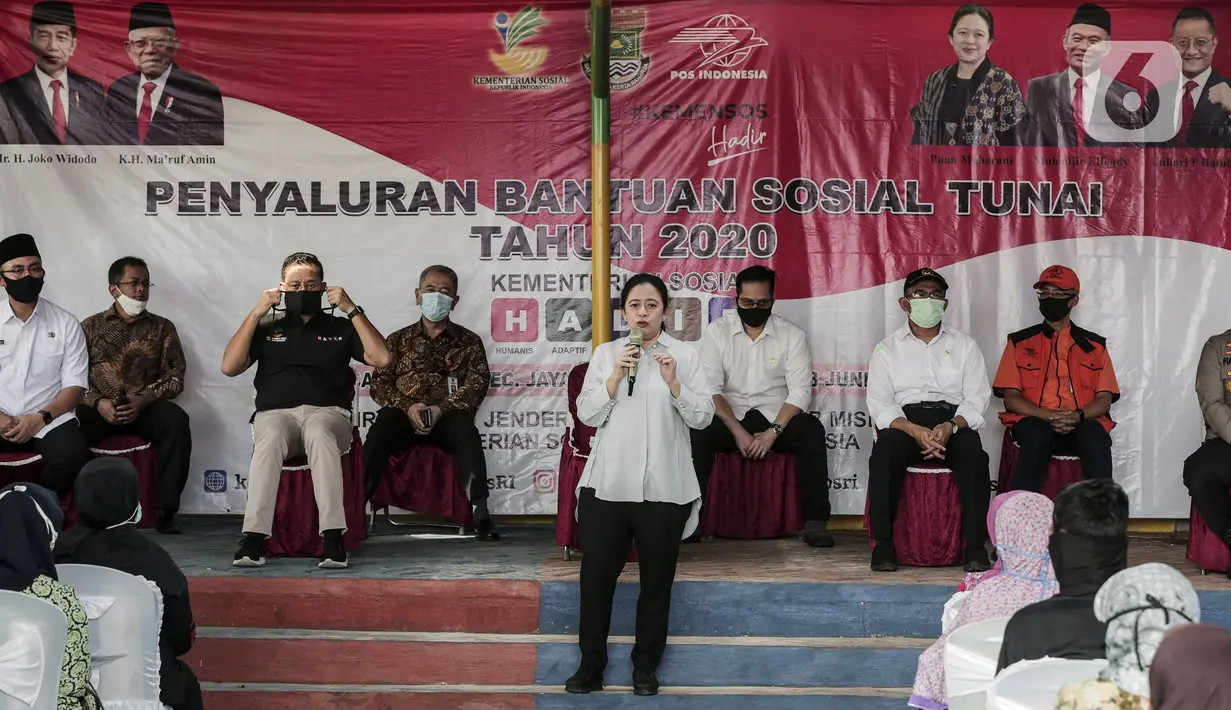 Ketua DPR RI Puan Maharani menyampaikan sambutan saat penyerahan langsung Bantuan Sosial Tunai (BST) di Desa Cikande, Kecamatan Jayanti, Kabupaten Tangerang, Selasa (23/6/2020). Bantuan ini salah satu program jaring pengaman sosial terkait pandemi COVID-19. (Liputan6.com/Johan Tallo)