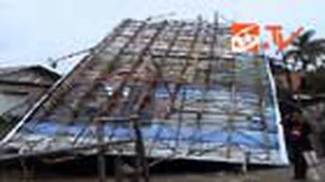 Angin Kencang, Papan Reklame Roboh