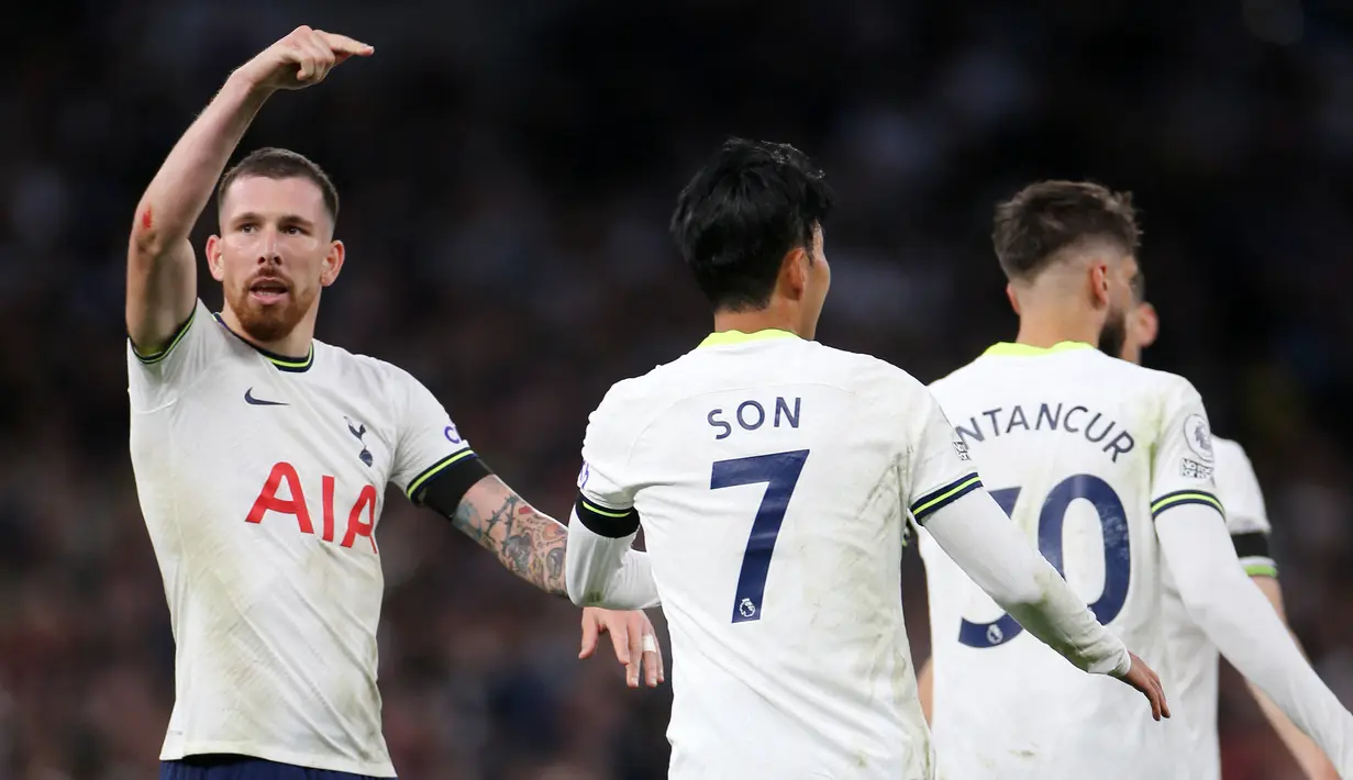 Hebatnya lagi, kini Son telah mencetak 96 gol melewati torehan Ruud van Nistelrooy yang mencetak 95 gol di Liga Inggris. Belum lagi ia merupakan pemain pertama Tottenham dan pemain ketujuh di Liga Inggris yang mencetak hattrick dari bangku cadangan. (AFP/Isabel Infantes)