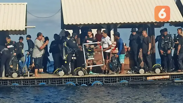 Ketua Umum PSI Kaesang Pangarep (Tengah) melakukan transplantasi trumbu Karang di Destinasi wisata Bangsring Underwater Banyuwangi (Hermawan Arifianto/Liputan6.com)
