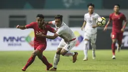 Gelandang Timnas Indonesia, Febri Hariyadi, berusaha mengejar bola saat melawan Myanmar pada laga persahabatan di Stadion Wibawa Mukti, Jawa Barat, Rabu (10/10). Indonesia menang 3-0 atas Myanmar(Bola.com/Vitalis Yogi Trisna)
