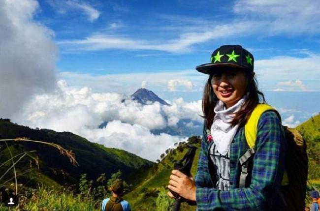 6 Pendaki  Gunung Cantik  yang Buktikan Wanita Itu Tangguh 