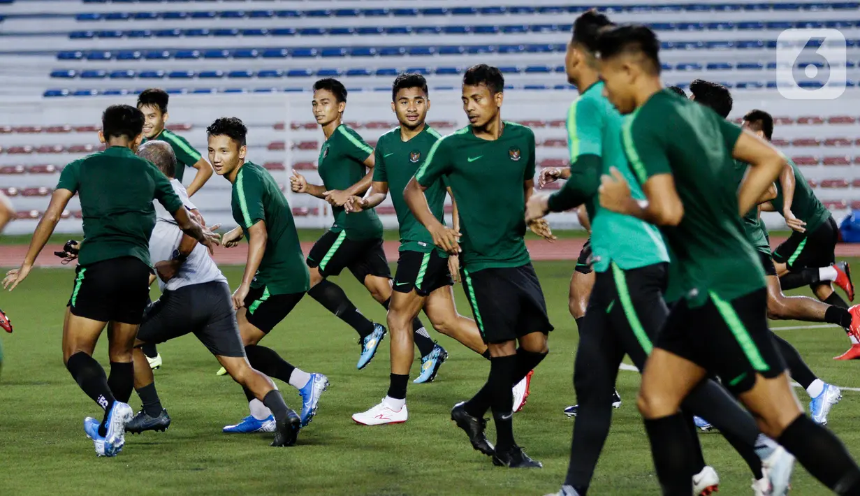 Para pemain Timnas Indonesia U-22 berlari saat mengikuti latihan di Stadion Rizal Memorial, Manila, Jumat (22/11). Latihan ini persiapan jelang laga SEA Games 2019. (Bola.com/M Iqbal Ichsan)