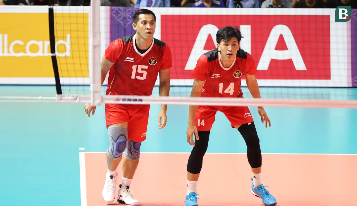 Bola hasil serve Farhan Halim yang jatuh di area belakang sempat dinyatakan keluar oleh hakim garis, namun asisten pelatih tim bola voli putra Indonesia meminta video challenge dan akhirnya dinyatakan masuk. 3-0 untuk Indonesia. (Bola.com/Abdul Aziz)