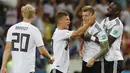 Para pemain Jerman merayakan gol yang dicetak Toni Kroos ke gawang Swedia pada laga grup F Piala Dunia di Stadion Fisht, Sochi, Sabtu (23/6/2018). Gol injury time dirinya beri kemenangan untuk Jerman. (AP/Frank Augstein)